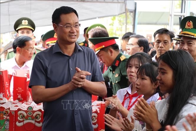 Bí thư Thành ủy Đà Nẵng Lê Ngọc Quang giao lưu cùng học sinh xã Tây Giang. Ảnh: Khoa Chương - TTXVN