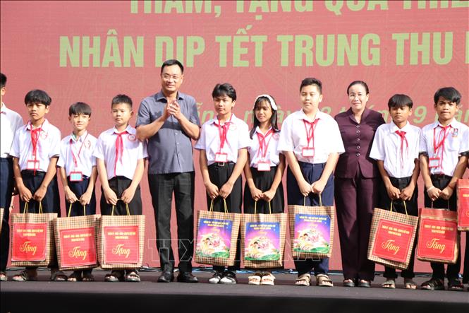 Lãnh đạo thành phố Đà Nẵng trao tặng quà cho học sinh nhân dịp Tết Trung thu 2026. Ảnh: Khoa Chương - TTXVN