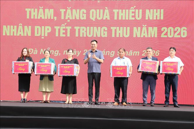 Lãnh đạo thành phố Đà Nẵng trao tặng quà cho đại diện các trường liên cấp ở vùng biên giới. Ảnh: Khoa Chương - TTXVN