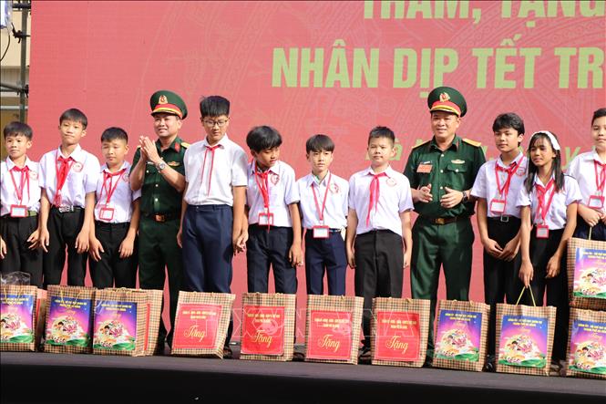 Bộ Chỉ huy Quân sự thành phố Đà Nẵng trao tặng quà cho học sinh nhân dịp Tết Trung thu 2026. Ảnh: Khoa Chương - TTXVN