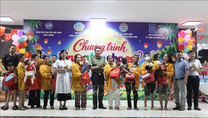 Tặng quà Trung thu cho các em nhỏ. Ảnh: Danh Lam - TTXVN
