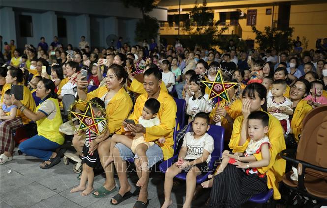 Các em nhỏ đang được điều trị tại bệnh viện vui đêm hội Trung thu. Ảnh: Danh Lam - TTXVN
