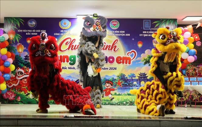 Tiết mục múa Lân được các em nhỏ yêu thích. Ảnh: Danh Lam - TTXVN