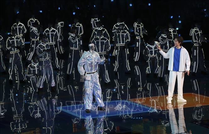 Nghệ sĩ cùng robot biểu diễn tại lễ khai mạc Kỳ thi Kỹ năng nghề thế giới (WorldSkills) 2026 ở Thượng Hải, Trung Quốc ngày 22/9/2026. Ảnh: THX/TTXVN phát