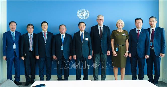 Phó Thủ tướng, Bộ trưởng Quốc phòng Phan Văn Giang cùng thành viên đoàn Việt Nam chụp ảnh chung với ông Jean-Piere Lacroix, Phó Tổng Thư ký Liên hợp quốc phụ trách hoạt động gìn giữ hòa bình. Ảnh: Đoàn Hùng - P/v TTXVN tại Mỹ