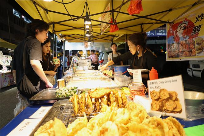 Đồ chiên là một trong những món ăn phổ biến nhất tại chợ đêm Malaysia. Ảnh: Thanh Bình – PV TTXVN tại Malaysia