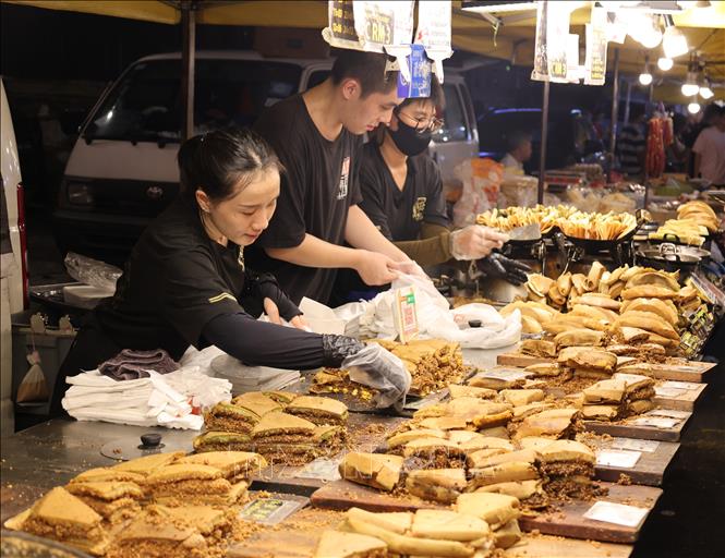 Món bánh xèo ngọt truyền thống Apam balik thu hút đông khách tại chợ đêm ở Malaysia. Ảnh: Thanh Bình – PV TTXVN tại Malaysia