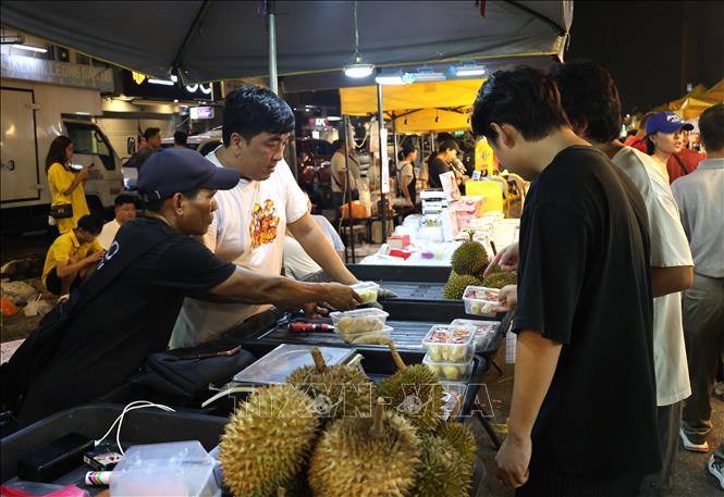 Khách hàng lựa chọn sầu riêng, loại trái cây đặc trưng và được ưa chuộng tại Malaysia. Ảnh: Thanh Bình – PV TTXVN tại Malaysia