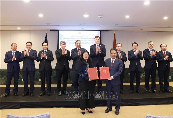 Tổng Bí thư, Chủ tịch nước Tô Lâm chứng kiến lễ trao các hợp đồng, thoả thuận hợp tác giữa doanh nghiệp Việt Nam và Hoa Kỳ. Ảnh: Thống Nhất – TTXVN