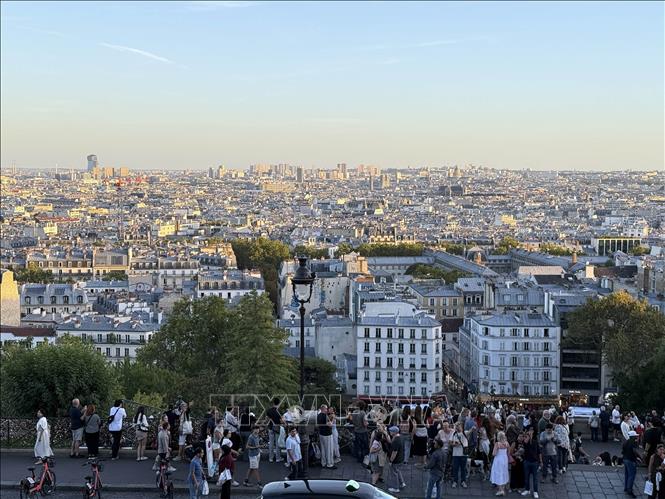 Toàn cảnh thủ đô Paris nhìn từ đồi Montmartre, một trong những điểm cao nổi tiếng của thành phố. Ảnh: Hữu Chiến - PV TTXVN tại Pháp