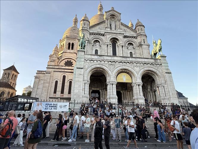 Vương cung thánh đường Sacré-Cœur, công trình kiến trúc nổi bật trên đỉnh đồi Montmartre và là một trong những địa danh nổi tiếng của thủ đô Paris. Ảnh: Hữu Chiến - PV TTXVN tại Pháp