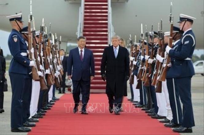Tổng thống Mỹ Donald Trump (giữa, phải) và Chủ tịch Trung Quốc Tập Cận Bình (giữa, trái) tại lễ đón ở Căn cứ không quân Andrews, bang Maryland, ngày 23/9/2026. Ảnh: Kyodo/TTXVN phát