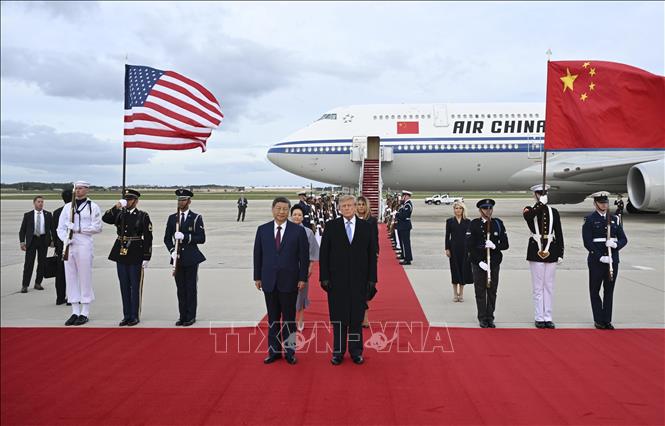 Tổng thống Mỹ Donald Trump (phải, phía trước) đón Chủ tịch Trung Quốc Tập Cận Bình (trái, phía trước) tại Căn cứ không quân Andrews, bang Maryland, ngày 23/9/2026. Ảnh: THX/TTXVN phát