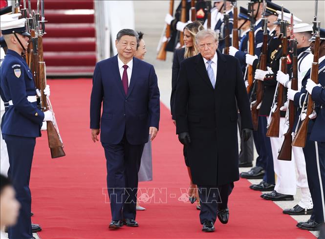 Tổng thống Mỹ Donald Trump (giữa, phải) và Chủ tịch Trung Quốc Tập Cận Bình (giữa, trái) tại lễ đón ở Căn cứ không quân Andrews, bang Maryland, ngày 23/9/2026. Ảnh: THX/TTXVN phát