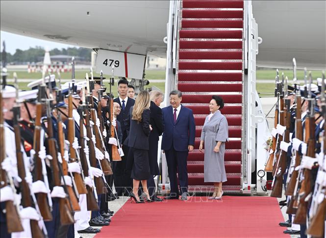 Tổng thống Mỹ Donald Trump và Đệ nhất phu nhân Melania Trump đón Chủ tịch Trung Quốc Tập Cận Bình và phu nhân Bành Lệ Viên tại Căn cứ không quân Andrews, bang Maryland, ngày 23/9/2026. Ảnh: THX/TTXVN phát