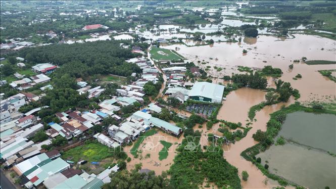 Xã Bình Minh, thành phố Đồng Nai bị ngập sâu, nhiều tuyến đường bị chia cắt. Ảnh: Lê Xuân - TTXVN