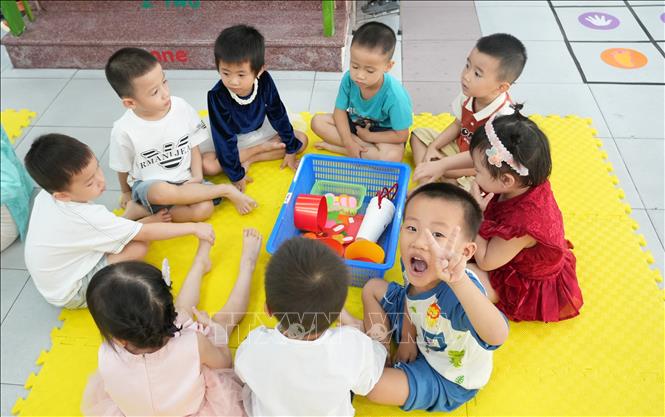 Giờ học làm đồ chơi của trẻ ở trường mầm non. Ảnh: Phan Sáu - TTXVN