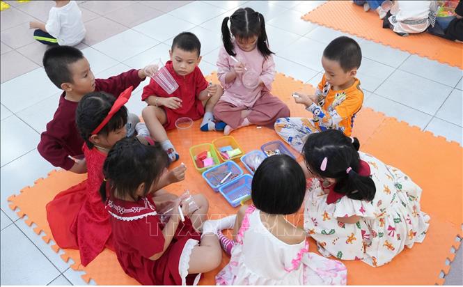 Trẻ mầm non đến trường được chăm sóc và hướng dẫn học tập các kỹ năng cơ bản. Ảnh: Phan Sáu - TTXVN