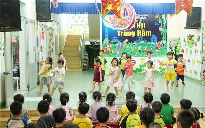 Trẻ mầm non được chăm sóc, nuôi dưỡng và giáo dục các kỹ năng sống, văn thể mỹ. Ảnh: Phan Sáu - TTXVN