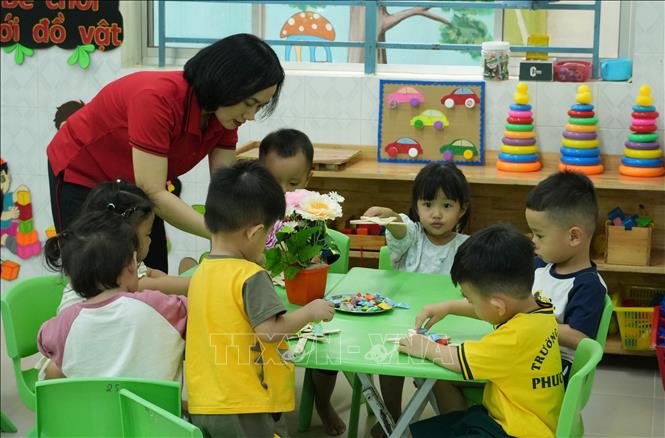 Hoạt động dạy trẻ mầm non nhận biết về màu sắc và sắp xếp đúng vị trí ở trường Mầm non Tây Nha Trang, tỉnh Khánh Hòa. Ảnh: Phan Sáu - TTXVN
