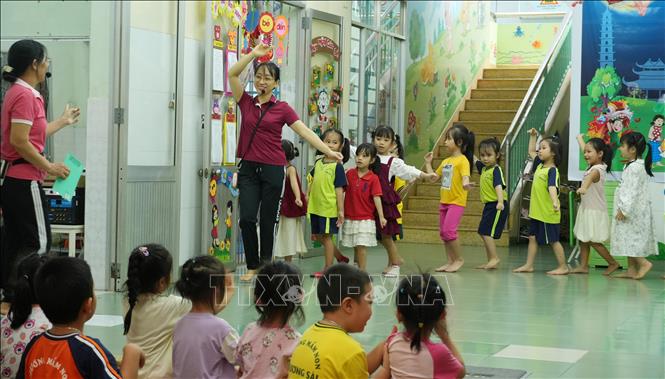 Giờ vui chơi của cô trò trường mầm non Tây Nha Trang, tỉnh Khánh Hòa. Ảnh: Phan Sáu - TTXVN