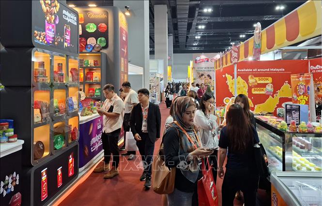 Khách tham quan, mua sắm tại Triển lãm Halal Quốc tế Malaysia lần thứ 22. Ảnh: Bùi Hoàn - PV TTXVN tại Malaysia