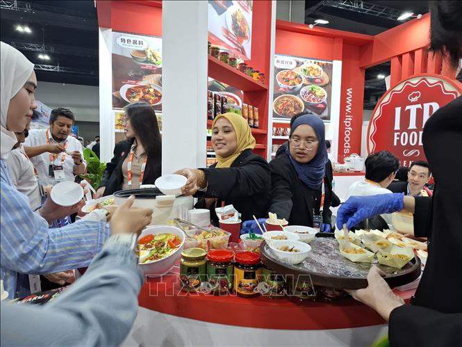 Du khách trải nghiệm đồ ăn Halal. Ảnh: Bùi Hoàn - PV TTXVN tại Malaysia