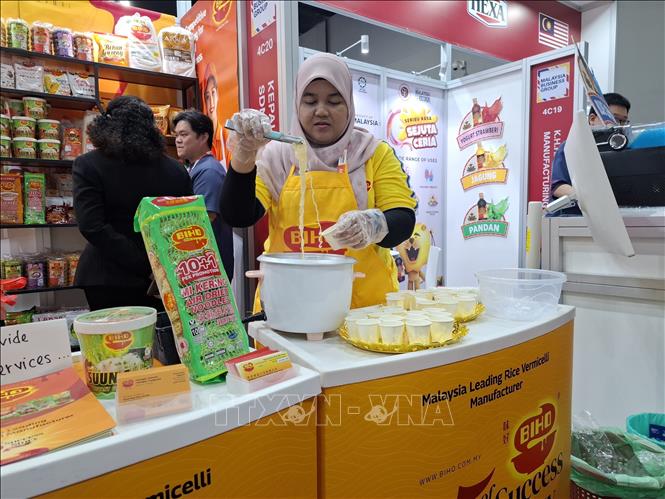 Hướng dẫn sử dụng và trải nghiệm đồ ăn Halal tại triển lãm MIHAS 2026. Ảnh: Bùi Hoàn - PV TTXVN tại Malaysia