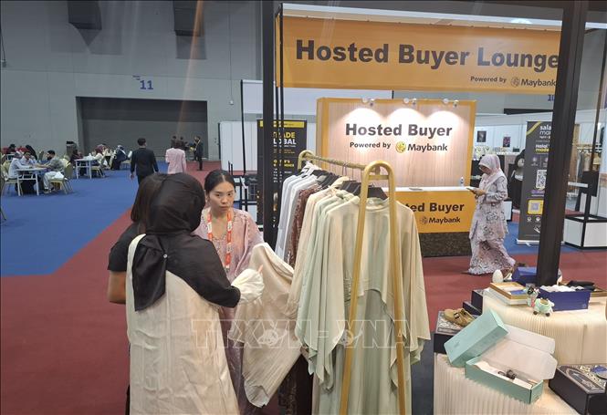 Khách hàng tham quan, mua sắm tại gian hàng thời trang Halal. Ảnh: Bùi Hoàn - PV TTXVN tại Malaysia
