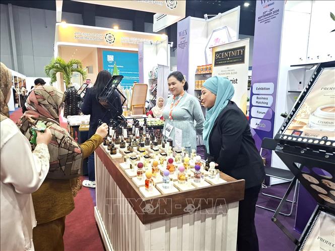 Malaysia mở rộng phạm vi chứng nhận Halal sang các sản phẩm làm đẹp và nước hoa. Ảnh: Bùi Hoàn - PV TTXVN tại Malaysia