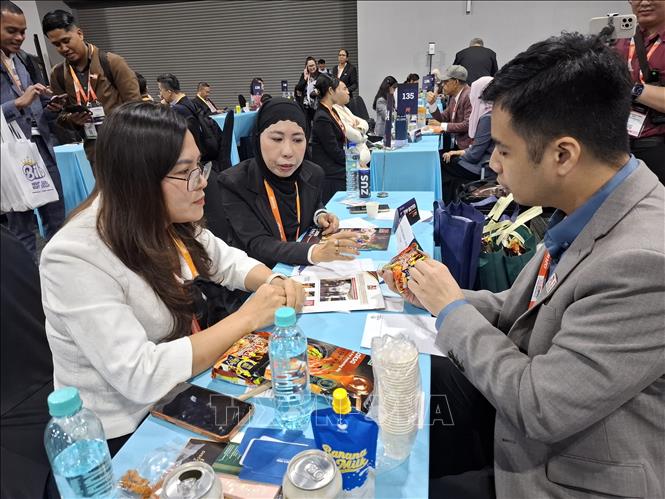 Một doanh nghiệp Malaysia giới thiệu sản phẩm Halal với doanh nghiệp Việt Nam tại MIHAS 2026. Ảnh: Bùi Hoàn - PV TTXVN tại Malaysia