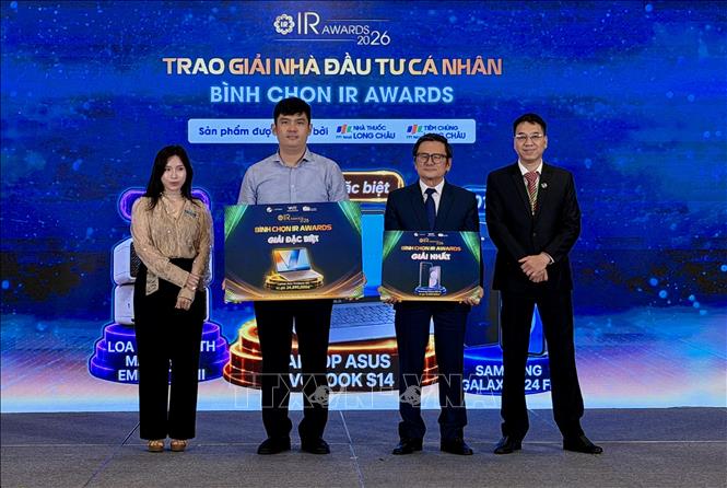 Đại diện được vinh danh Nhà đầu tư cá nhân bình chọn IR Awards 2026. Ảnh: Mỹ Phương – TTXVN