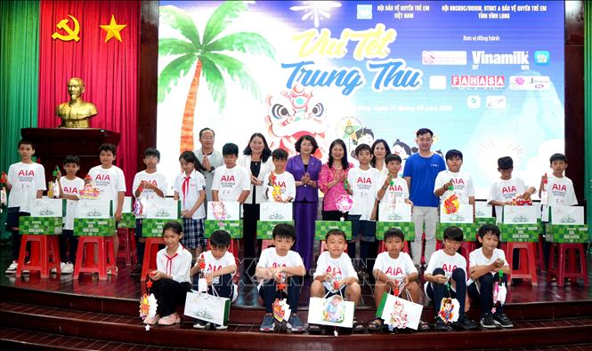 Các đại biểu và đơn vị đồng hành trao quà Trung thu cho học sinh có hoàn cảnh khó khăn tại chương trình. Ảnh: Lê Thúy Hằng – TTXVN