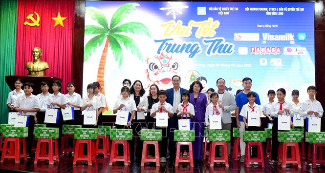 Các đại biểu và đơn vị đồng hành trao quà Trung thu cho học sinh có hoàn cảnh khó khăn tại chương trình. Ảnh: Lê Thúy Hằng – TTXVN