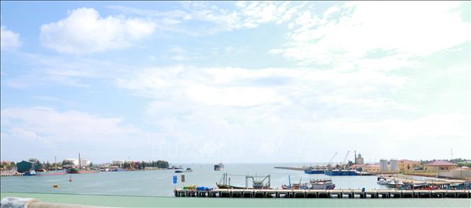 Cảng Cửa Việt được đầu tư xây dựng bến cảng ở bờ Nam góp phần phát triển kinh tế biển của địa phương. Ảnh: Tường Vi - TTXVN
