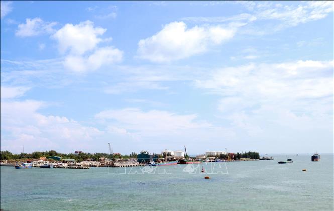 Cảng Cửa Việt được đầu tư nâng cấp bến cảng ở bờ Bắc góp phần phát triển kinh tế biển của địa phương. Ảnh: Tường Vi - TTXVN