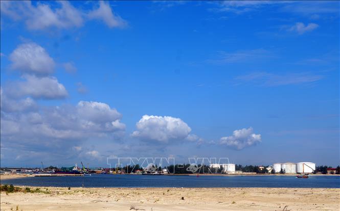 Cửa Việt được đầu tư xây dựng hộ thống kho bãi để từng bước trở thành một mắt xích quan trọng trong hệ thống logistics. Ảnh: Tường Vi - TTXVN
