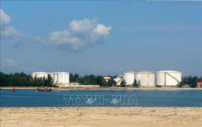 Cửa Việt được đầu tư xây dựng hộ thống kho bãi để từng bước trở thành một mắt xích quan trọng trong hệ thống logistics. Ảnh: Tường Vi - TTXVN