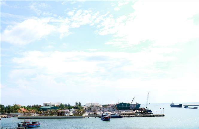 Cảng Cửa Việt được đầu tư nâng cấp bến cảng ở bờ Bắc góp phần phát triển kinh tế biển của địa phương. Ảnh: Tường Vi - TTXVN