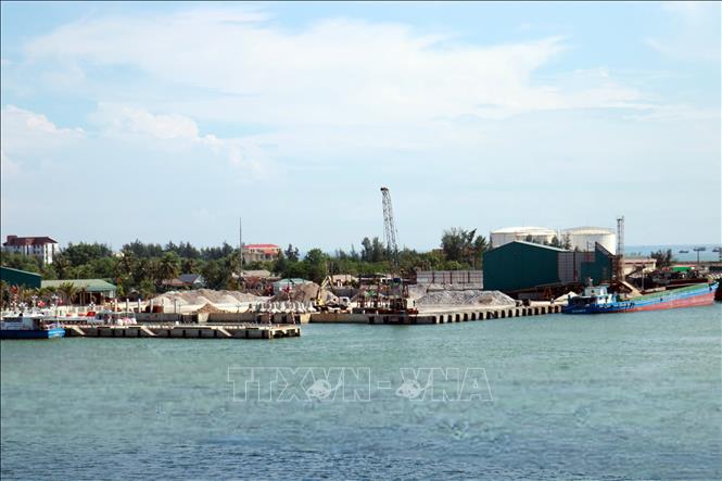 Cảng Cửa Việt được đầu tư nâng cấp bến cảng ở bờ Bắc góp phần phát triển kinh tế biển của địa phương. Ảnh: Tường Vi - TTXVN
