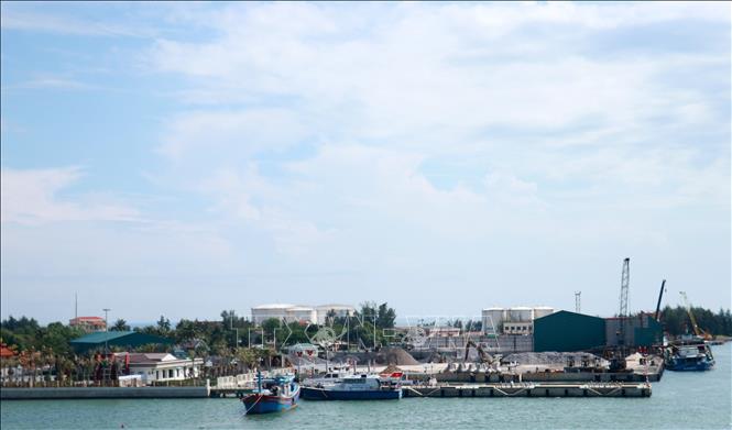 Cảng Cửa Việt được đầu tư nâng cấp bến cảng ở bờ Bắc góp phần phát triển kinh tế biển của địa phương. Ảnh: Tường Vi - TTXVN