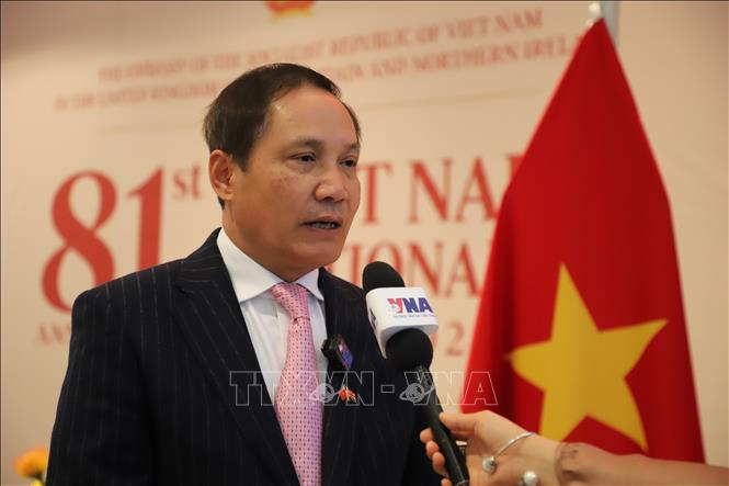 Ông Đỗ Minh Hùng, Đại sứ Việt Nam tại Liên hiệp Vương quốc Anh và Bắc Ireland trả lời phỏng vấn TTXVN. Ảnh: Hữu Tiến - PV TTXVN tại Anh