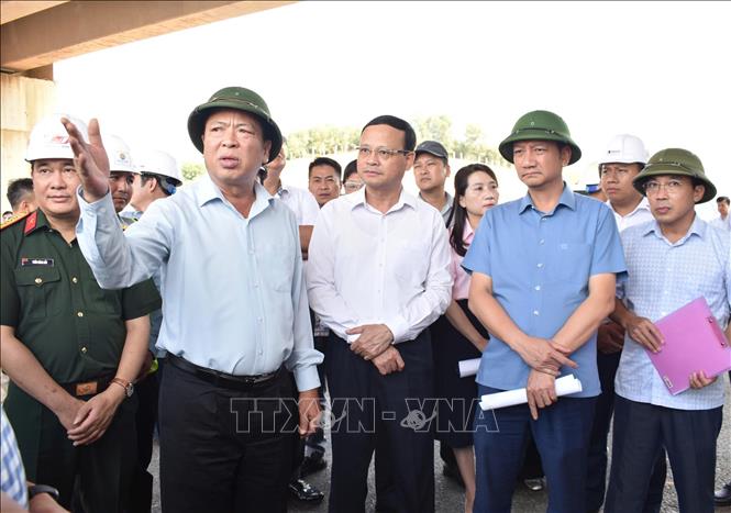 Bộ trưởng Bộ Xây dựng Trần Hồng Minh chỉ đạo hoàn thiện hệ thống nút giao, đường gom kết nối với cao tốc Tuyên Quang - Hà Giang. Ảnh: Hoàng Hải - TTXVN