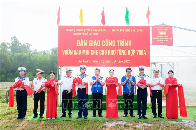 Đoàn đại biểu Thành phố Hồ Chí Minh bàn giao công trình vườn rau mái che cho cán bộ, chiến sĩ Kho Tổng hợp 700A, Phòng Hậu cần - Kỹ thuật, Vùng 5 Hải quân, Đặc khu Phú Quốc, tỉnh An Giang trong chuyến thăm tháng 9/2026. Ảnh: Xuân Anh -TTXVN