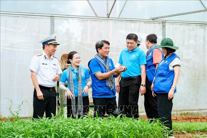 Đoàn đại biểu Thành phố Hồ Chí Minh tham quan vườn rau tăng gia tại Trạm ra đa 615 trên đảo Hòn Chuối, tỉnh Cà Mau. Ảnh: Xuân Anh – TTXVN
