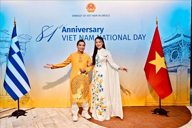 Các nghệ sỹ thuộc Liên hiệp các tổ chức UNESCO Việt Nam biểu diễn văn nghệ trong Chương trình Lễ kỷ niệm 81 năm Quốc khánh Việt Nam do Đại sứ quán Việt Nam tại Hy Lạp tổ chức. Ảnh do ĐSQ Việt Nam tại Hy Lạp cung cấp-TTXVN phát