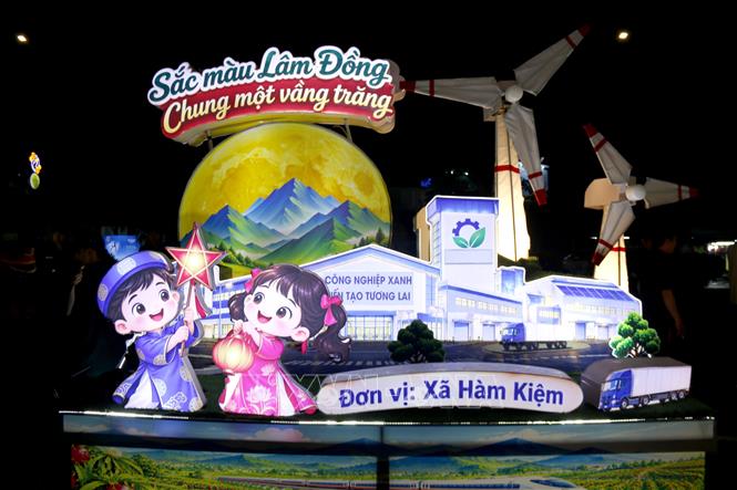 Những lồng đèn lớn với các mô hình phản ánh những tiềm năng, thế mạnh của từng địa phương và khát vọng vươn lên.
Ảnh: Nguyễn Thanh - TTXVN