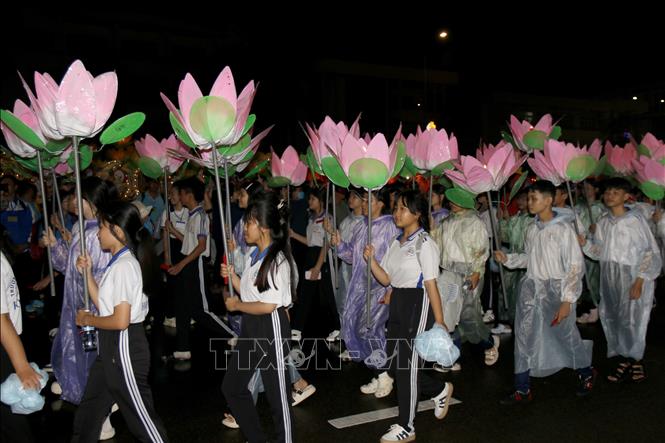 Các em thiếu nhi với những chiếc lồng đèn truyền thống diễu hành qua các đường phố trung tâm Phan Thiết.
Ảnh: Nguyễn Thanh - TTXVN