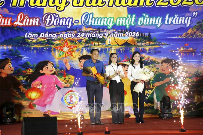 Tặng hoa tri ân các nhà tài trợ cho Lễ hội Trung thu “Sắc màu Lâm Đồng – Chung một vầng trăng”.
Ảnh: Nguyễn Thanh - TTXVN