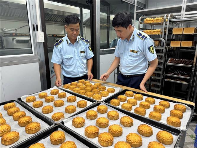  Đội Quản lý thị trường số 22 tiến hành kiểm tra Địa điểm kinh doanh số 04 thuộc Công ty cổ phần Thương mại Dịch vụ C.B tại phường Thượng Cát, thành phố Hà Nội. Ảnh: Quốc Lũy - TTXVN